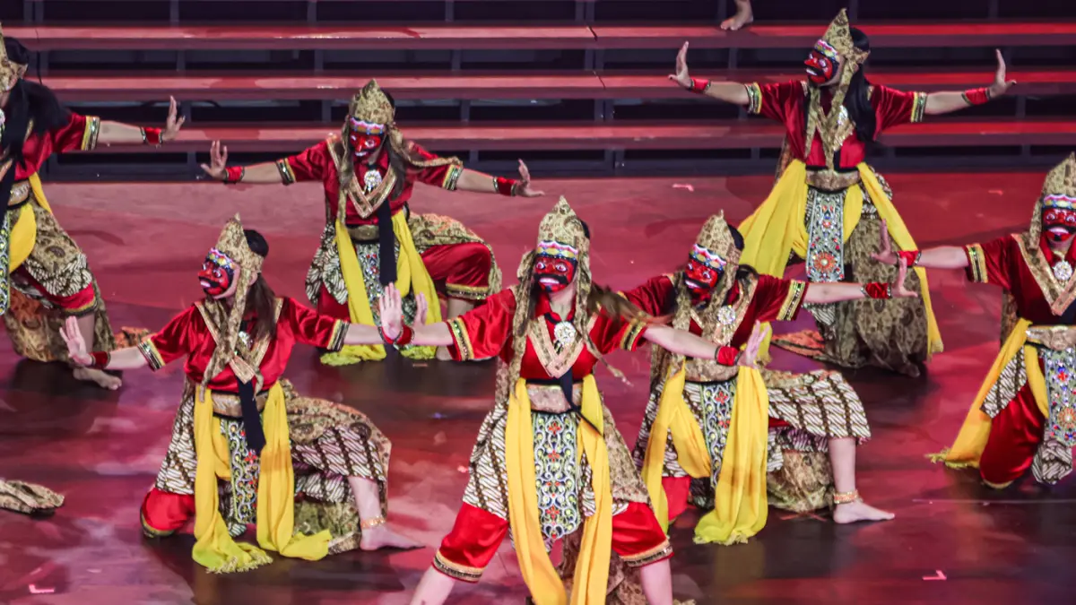 Penari menarikan tarian dari Bali di Pagelaran Sabang Merauke di Indonesia Arena, Jakarta, Jumat (21/08/2026). (Hanung Hambara/Jawa Pos)