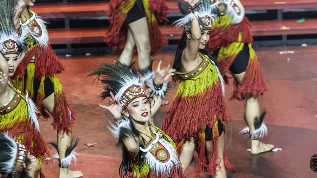 Penari menarikan tarian dari Bali di Pagelaran Sabang Merauke di Indonesia Arena, Jakarta, Jumat (21/08/2026). (Hanung Hambara/Jawa Pos)