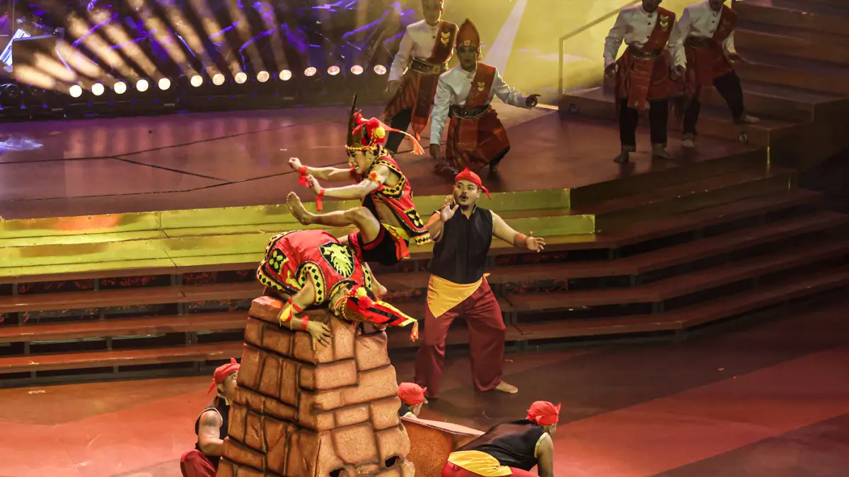 Penari menarikan tarian dari Bali di Pagelaran Sabang Merauke di Indonesia Arena, Jakarta, Jumat (21/08/2026). (Hanung Hambara/Jawa Pos)
