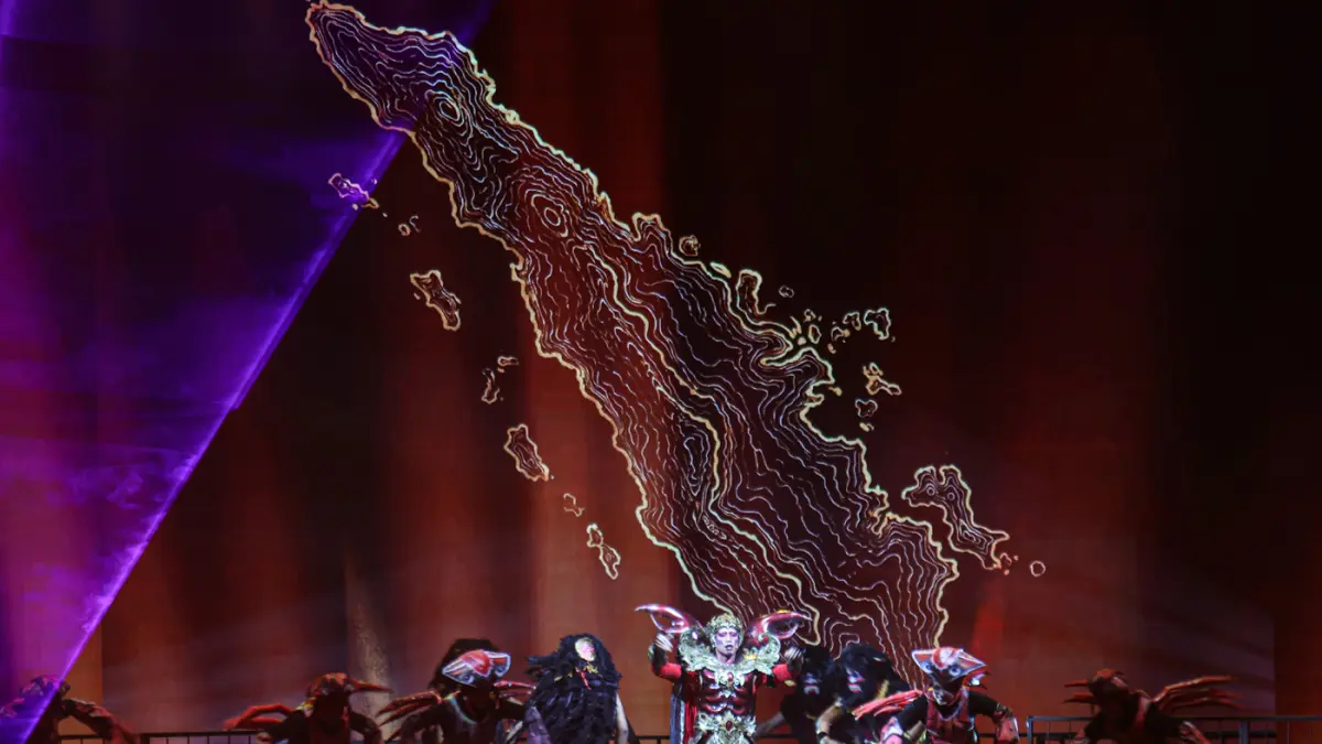 Penari menarikan tarian dari Bali di Pagelaran Sabang Merauke di Indonesia Arena, Jakarta, Jumat (21/08/2026). (Hanung Hambara/Jawa Pos)
