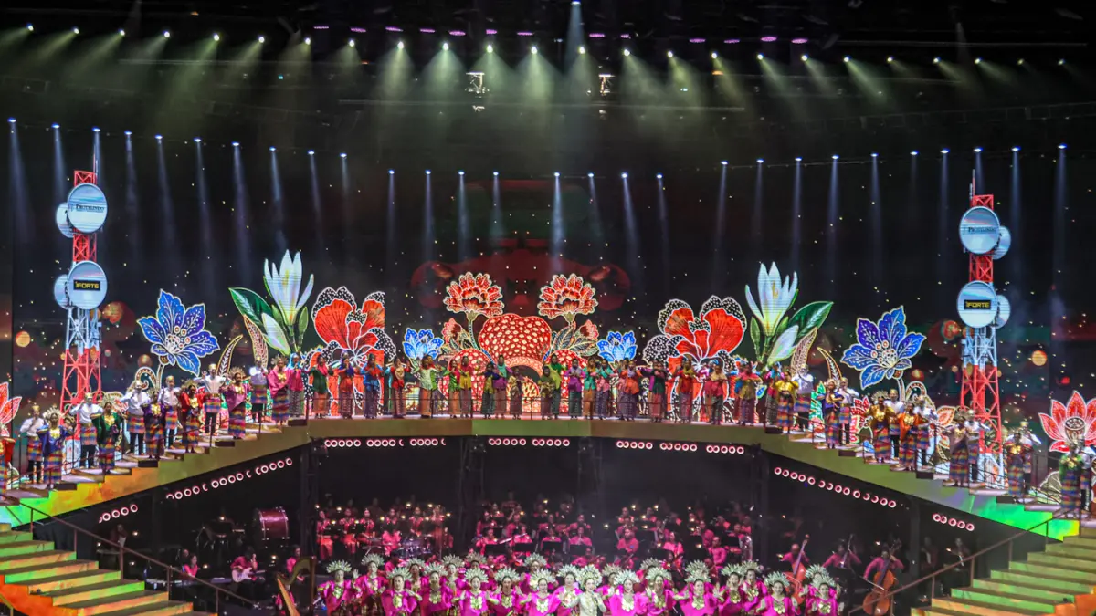 Penari menarikan tarian koloasal dari berbagai daerah Pagelaran Sabang Merauke di Indonesia Arena, Jakarta, Jumat (21/08/2026). (Hanung Hambara/Jawa Pos)