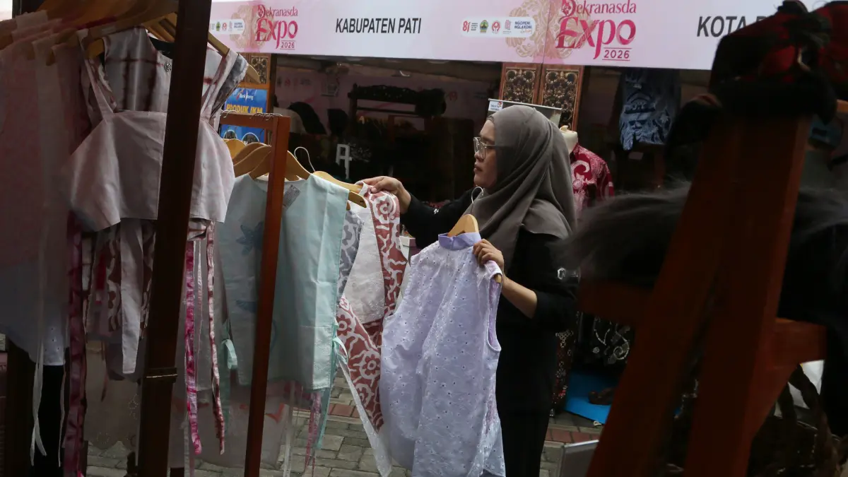 Pengunjung melihat produk kain batik dalam pameran UMKM unggulan Jawa Tengah di kompleks Kantor Gubernur dan DPRD Jawa Tengah, Semarang, Jawa Tengah,Jumat(21/8/2026)