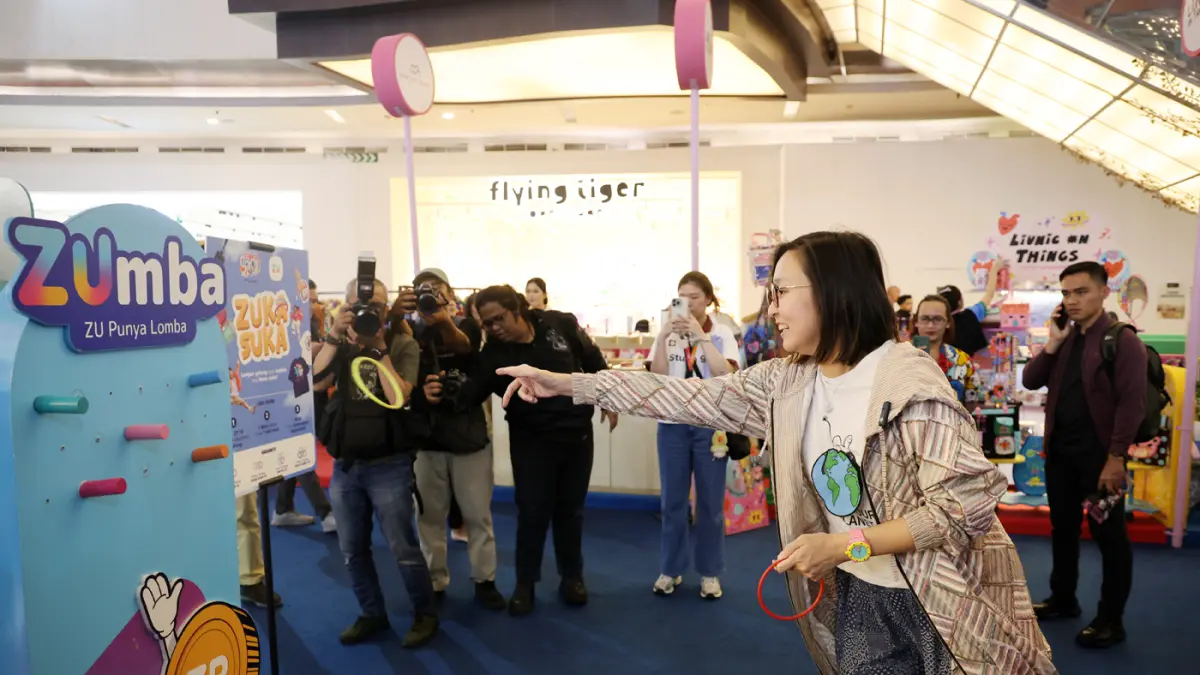 Wakil Menteri Ekonomi Kreatif Irene Umar didampingi Chief Marketing Officer Lippo Malls Indonesia Santiwati Basuki meninjau booth di Styles LAND, Lippo Mall Kemang,