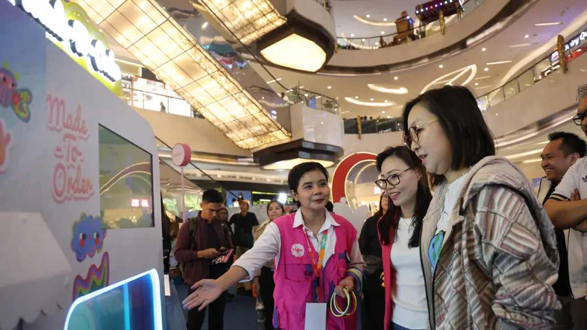 Wakil Menteri Ekonomi Kreatif Irene Umar didampingi Chief Marketing Officer Lippo Malls Indonesia Santiwati Basuki meninjau booth di Styles LAND, Lippo Mall Kemang,