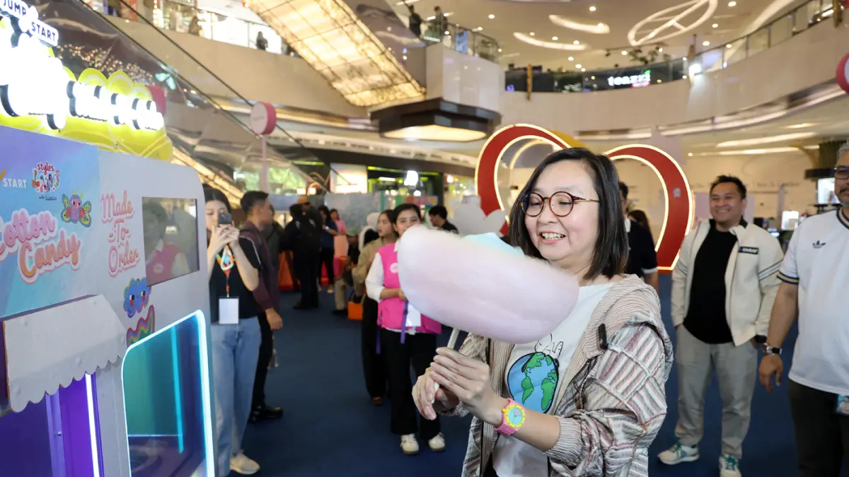 Wakil Menteri Ekonomi Kreatif Irene Umar didampingi Chief Marketing Officer Lippo Malls Indonesia Santiwati Basuki meninjau booth di Styles LAND, Lippo Mall Kemang,