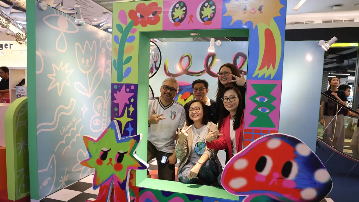 Wakil Menteri Ekonomi Kreatif Irene Umar didampingi Chief Marketing Officer Lippo Malls Indonesia Santiwati Basuki meninjau booth di Styles LAND, Lippo Mall Kemang,