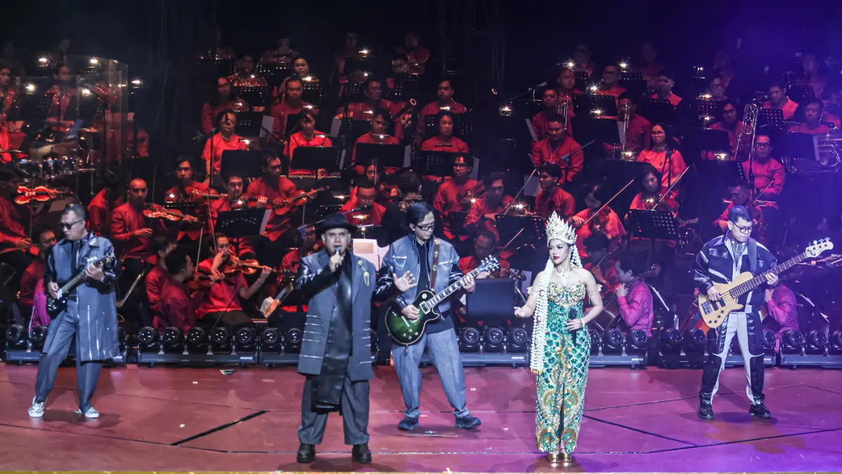 Yura Yunita dan Grub Band Padi Komposer dan Penata Musik Elwon Hendrijanto tampil dalam Pagelaran Sabang Merauke di Indonesia Arena, Jakarta, Jumat (21/08/2026). (Hanung Hambara/Jawa Pos)