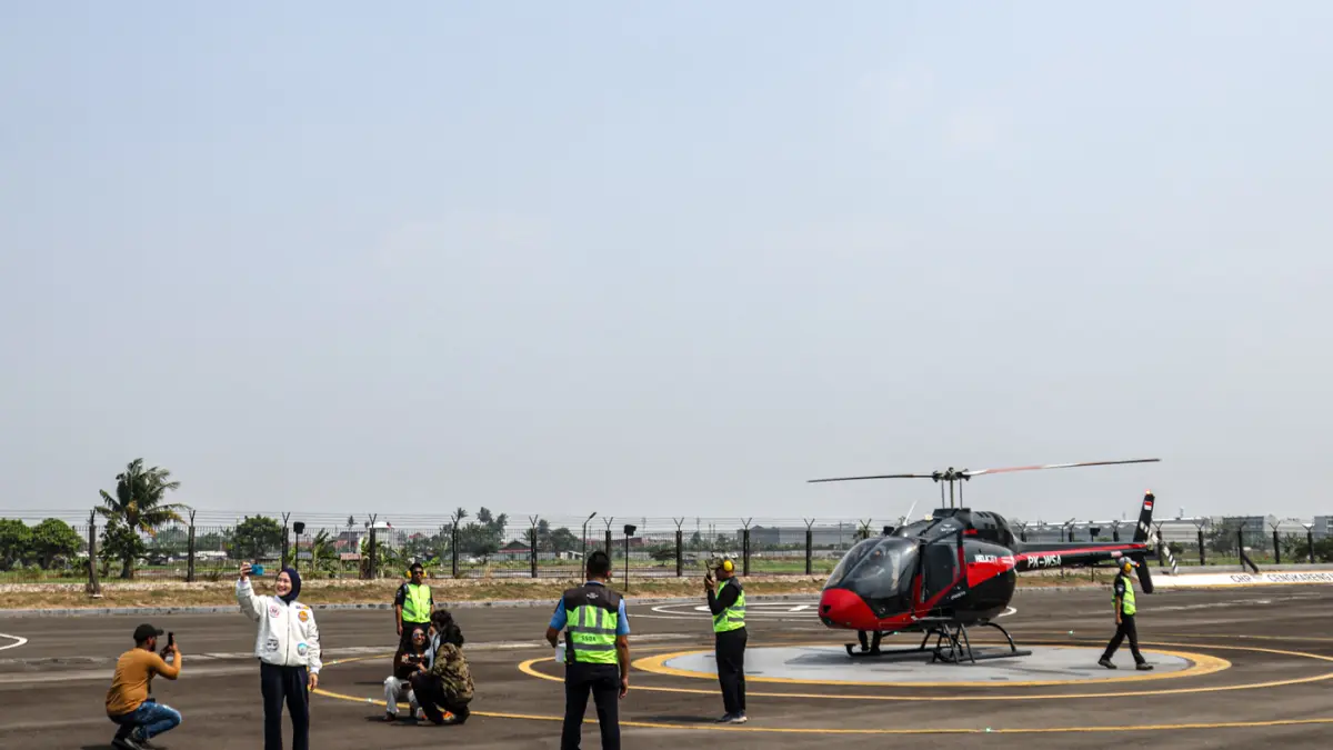 Pengunjung mengikuti joyflight saat pameran Heli Expo Asia (HEXIA) 2026 di Cengkareng Heliport Bandara Soekarno-Hatta, Tangerang, Minggu (22/08/2026). Pameran yang bertema Road to Zero Carbon Helicopters untuk mendukung berbagai kebutuhan mobilitas, mulai