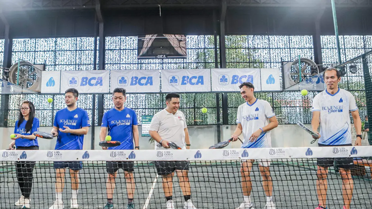Dari kiri, Senior Officer Pengembangan Bisnis Wilayah III BCA Surabaya Sherlina, Direktur Jungle Padel Kennedy Khusnadi, Kepala Kantor Wilayah III BCA Surabaya Widjaja Stephen, Wakil Sekretaris PBPI Jatim Valentino Christian, Co-owner Jungle Padel Tommy W