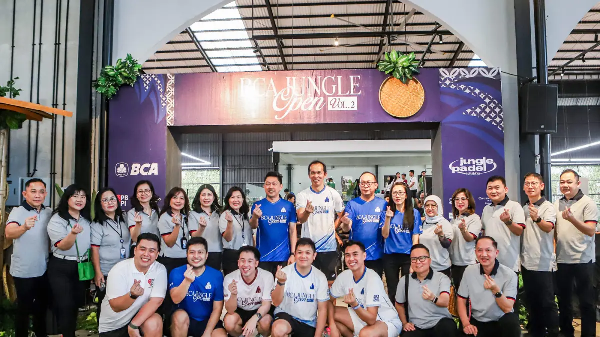 (Dari kedelapan kiri atas), Kepala Kantor Wilayah III BCA Surabaya Widjaja Stephen, Direktur Ciputra Group Hendra Lauw Berfoto bersama. jajaran dalam BCA Jungle Open 2026 di Jungle Padel, CitraLand, minggu (22/8). (Riana Setiawan/ Jawa Pos)