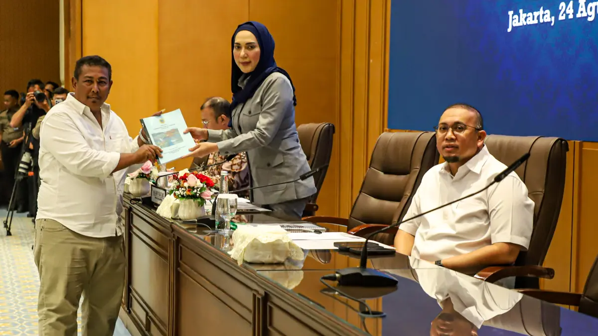 Perwakilan warga pati yang tergabung dalam Forum Komunikasi Rakyat Pati menyerahkan catatan aspirasi kepada wakil ketua DPR RI Sari Yuliati (tengah) dan Wakil Ketua Komisi VI DPR RI Andre Rosiade (kanan) di Kompleks Parlemen, Senayan, Jakarta, Senin (24/8