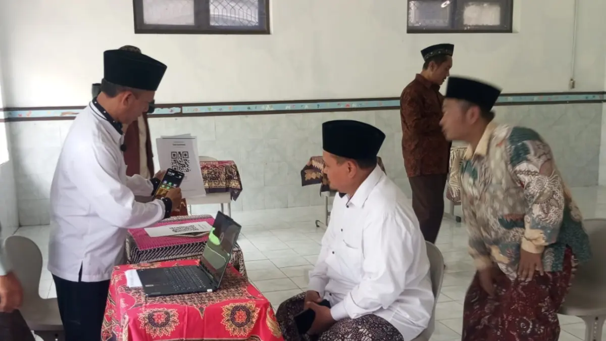 Pelaksanaan gladi kotor Muktamar ke-35 NU, panitia lokal memperketat sistem registrasi peserta Muktamar (muktamirin) dengan RFID dan QR Code. (Dokumentasi Panitia Muktamar) - Image