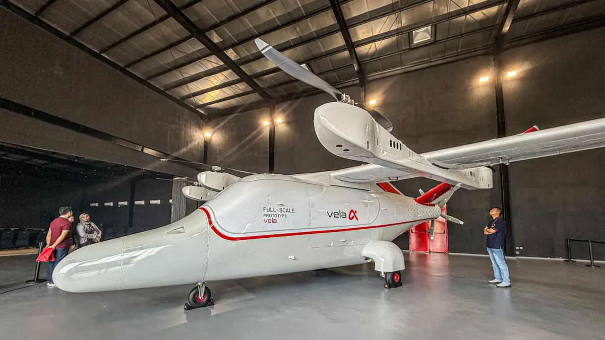 Pengunjung melihat full prototype helikopter Vela Alpha saat pameran Heli Expo Asia (HEXIA) 2026 di Cengkareng Heliport Bandara Soekarno-Hatta, Tangerang, Minggu (22/08/2026). (Hanung Hambara/Jawa Pos)