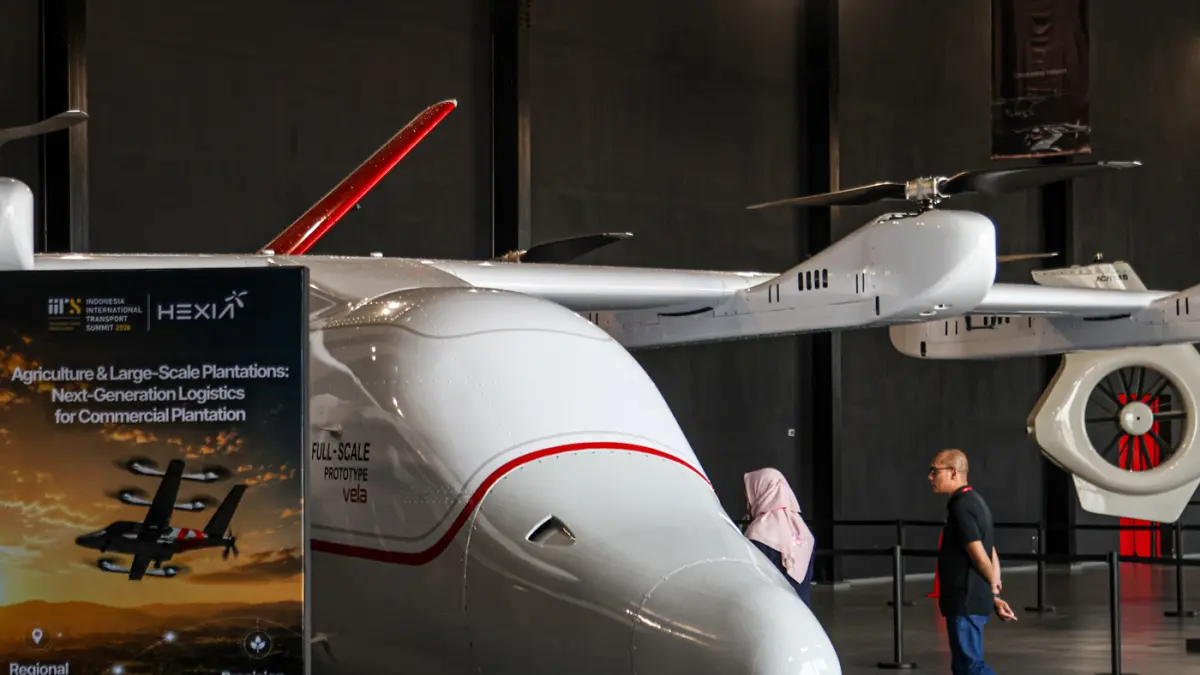 Pengunjung melihat full prototype helikopter Vela Alpha saat pameran Heli Expo Asia (HEXIA) 2026 di Cengkareng Heliport Bandara Soekarno-Hatta, Tangerang, Minggu (22/08/2026). (Hanung Hambara/Jawa Pos)