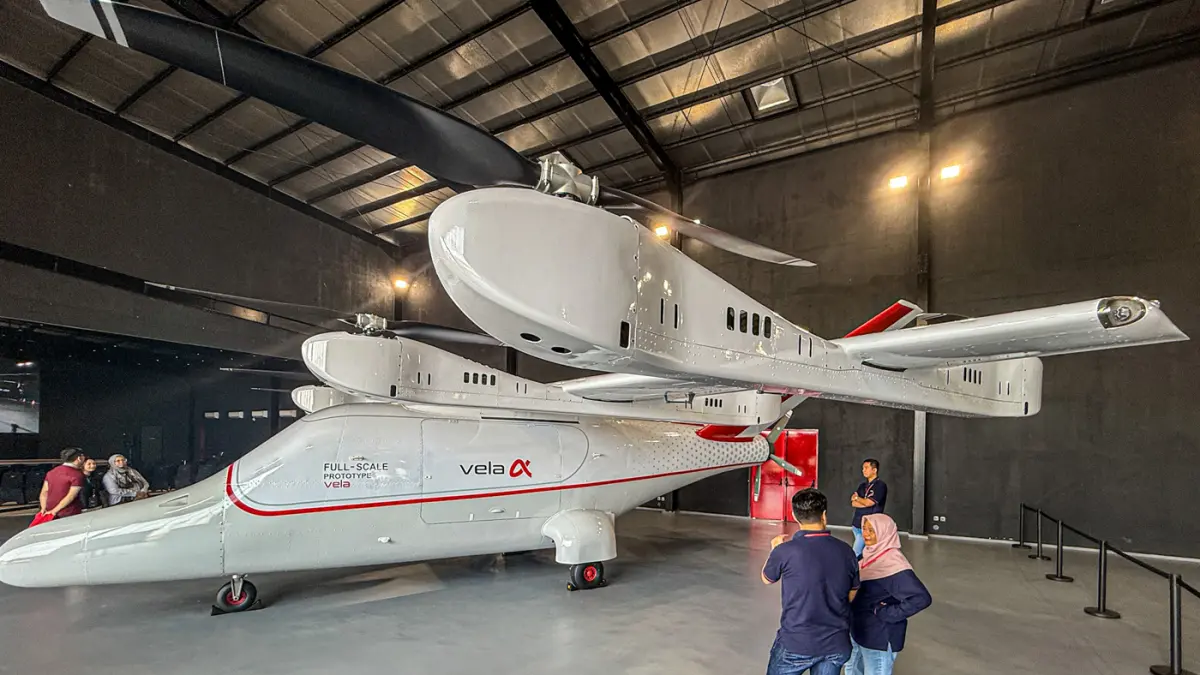 Pengunjung melihat full prototype helikopter Vela Alpha saat pameran Heli Expo Asia (HEXIA) 2026 di Cengkareng Heliport Bandara Soekarno-Hatta, Tangerang, Minggu (22/08/2026). (Hanung Hambara/Jawa Pos)