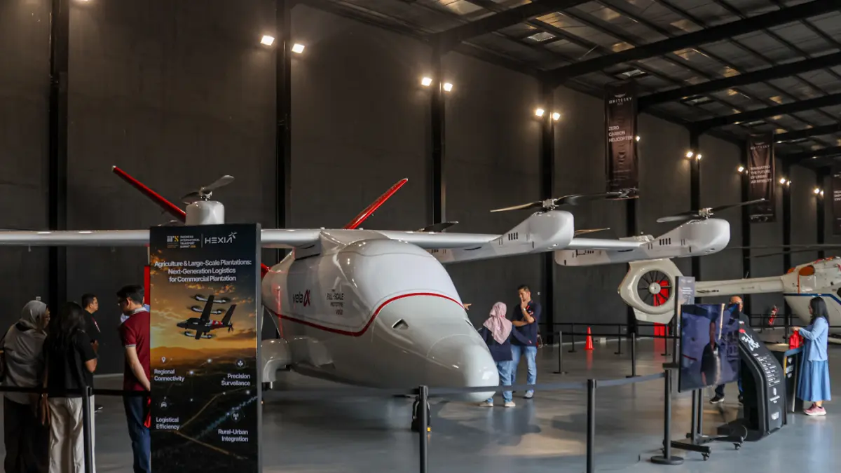 Pengunjung melihat full prototype helikopter Vela Alpha saat pameran Heli Expo Asia (HEXIA) 2026 di Cengkareng Heliport Bandara Soekarno-Hatta, Tangerang, Minggu (22/08/2026). (Hanung Hambara/Jawa Pos)