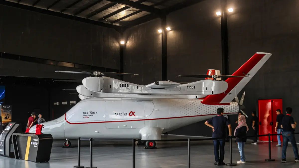 Pengunjung melihat full prototype helikopter Vela Alpha saat pameran Heli Expo Asia (HEXIA) 2026 di Cengkareng Heliport Bandara Soekarno-Hatta, Tangerang, Minggu (22/08/2026). (Hanung Hambara/Jawa Pos)