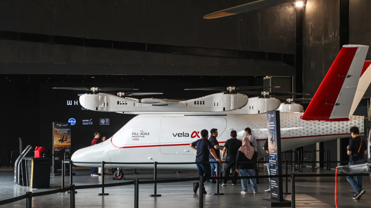 Pengunjung melihat full prototype helikopter Vela Alpha saat pameran Heli Expo Asia (HEXIA) 2026 di Cengkareng Heliport Bandara Soekarno-Hatta, Tangerang, Minggu (22/08/2026). (Hanung Hambara/Jawa Pos)