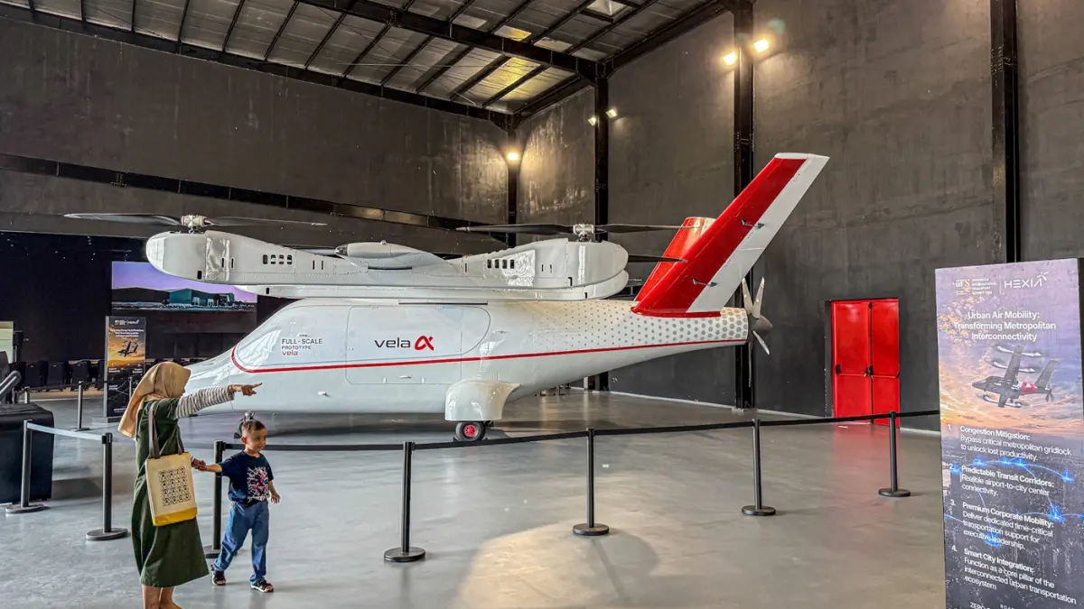 Pengunjung melihat full prototype helikopter Vela Alpha saat pameran Heli Expo Asia (HEXIA) 2026 di Cengkareng Heliport Bandara Soekarno-Hatta, Tangerang, Minggu (22/08/2026). (Hanung Hambara/Jawa Pos)