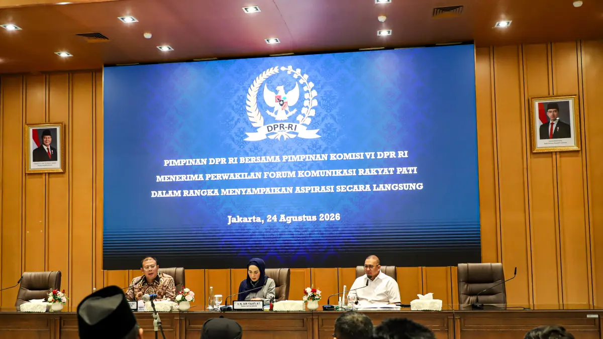 Perwakilan warga pati yang tergabung dalam Forum Komunikasi Rakyat Pati mengikuti audiensi dengan pimpinan DPR RI di Kompleks Parlemen, Senayan, Jakarta, Senin (24/8/2026). (Dery Ridwansah/ JawaPos.com)