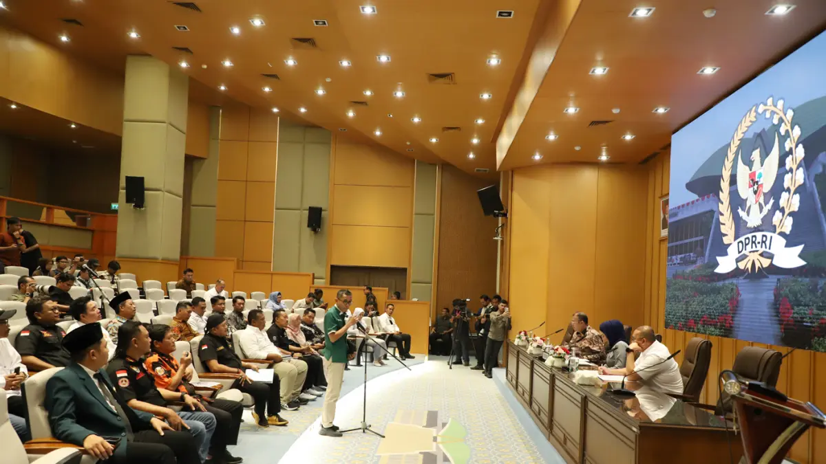 Perwakilan warga pati yang tergabung dalam Forum Komunikasi Rakyat Pati mengikuti audiensi dengan pimpinqn DPR RI di Kompleks Parlemen, Senayan, Jakarta, Senin (24/8/2026). (Dery Ridwansah/ JawaPos.com)