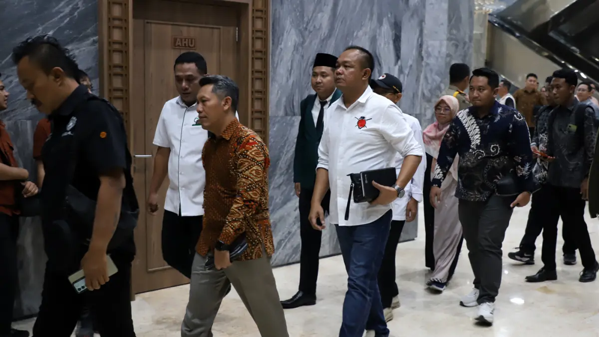 Perwakilan warga pati yang tergabung dalam Forum Komunikasi Rakyat Pati mengikuti audiensi dengan pimpinqn DPR RI di Kompleks Parlemen, Senayan, Jakarta, Senin (24/8/2026). (Dery Ridwansah/ JawaPos.com)