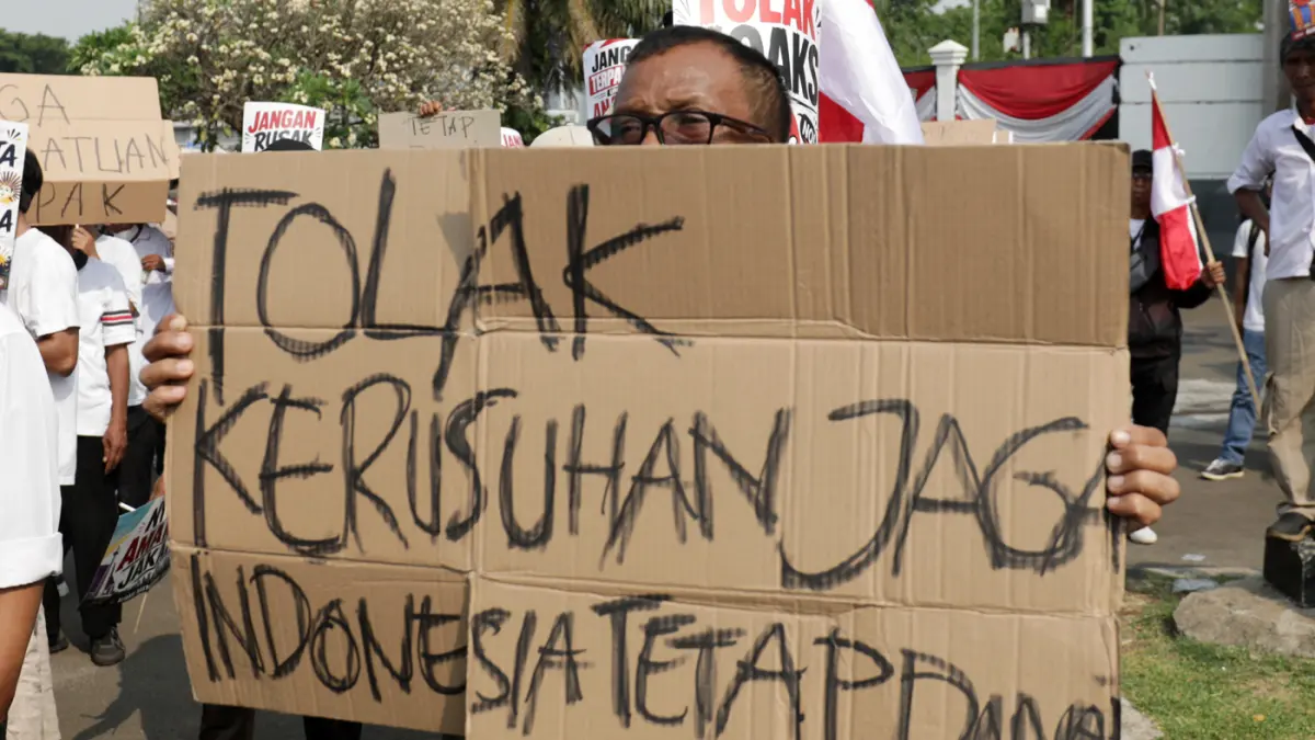 Peserta aksi yang tergabung dalam Aliansi Masyarakat Jakarta melakukan aksi damai di depan Gedung Parlemen, Jakarta, Senin (24/8/2026). (Dery Ridwansah/ JawaPos.com)