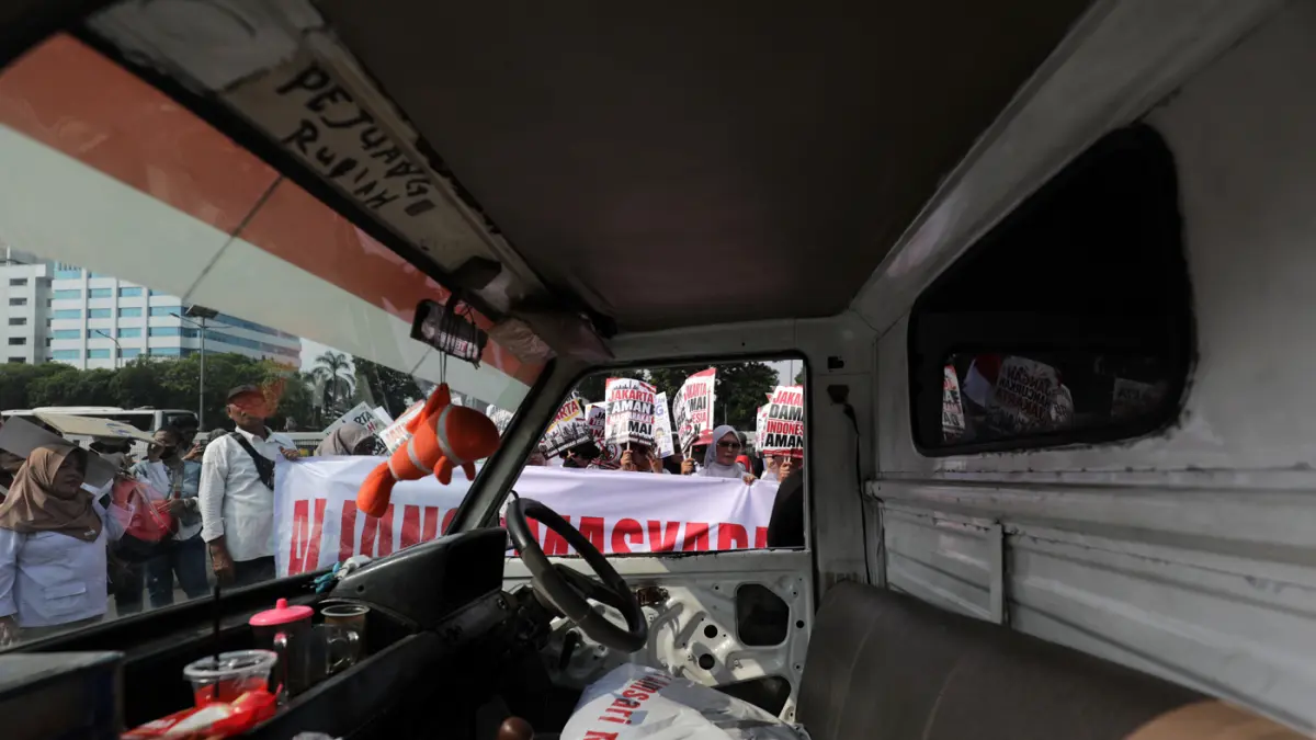 Peserta aksi yang tergabung dalam Aliansi Masyarakat Jakarta melakukan aksi damai di depan Gedung Parlemen, Jakarta, Senin (24/8/2026). (Dery Ridwansah/ JawaPos.com)
