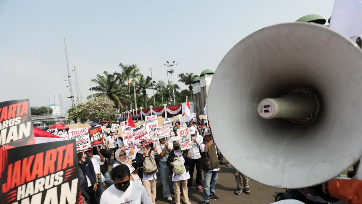 Peserta aksi yang tergabung dalam Aliansi Masyarakat Jakarta melakukan aksi damai di depan Gedung Parlemen, Jakarta, Senin (24/8/2026). (Dery Ridwansah/ JawaPos.com)