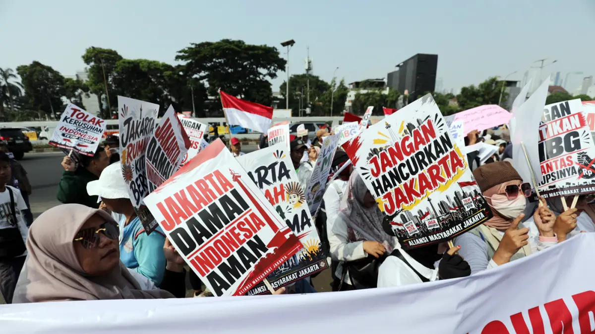 Peserta aksi yang tergabung dalam Aliansi Masyarakat Jakarta melakukan aksi damai di depan Gedung Parlemen, Jakarta, Senin (24/8/2026). (Dery Ridwansah/ JawaPos.com)