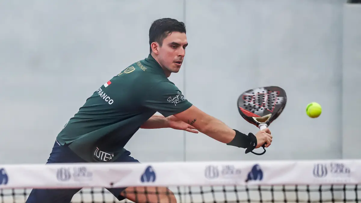 Peserta, German Franco dari Argentina mengikuti kompetisi padel dalam BCA Jungle Open 2026 di Jungle Padel, CitraLand, Minggu (22/8). (Riana Setiawan/ Jawa Pos)