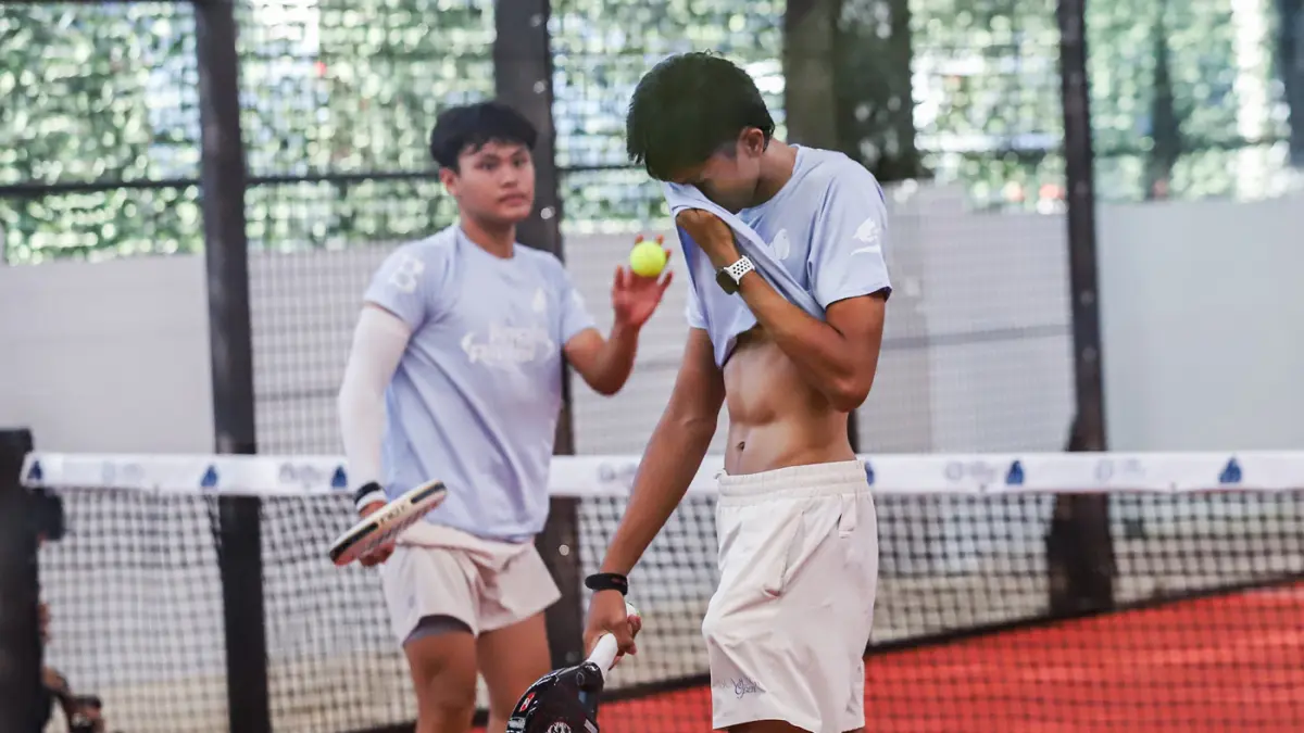 Peserta mengikuti pertandingan padel dalam BCA Jungle Open 2026 di Jungle Padel, CitraLand, Munggu (22/8). (Riana Setiawan/ Jawa Pos)