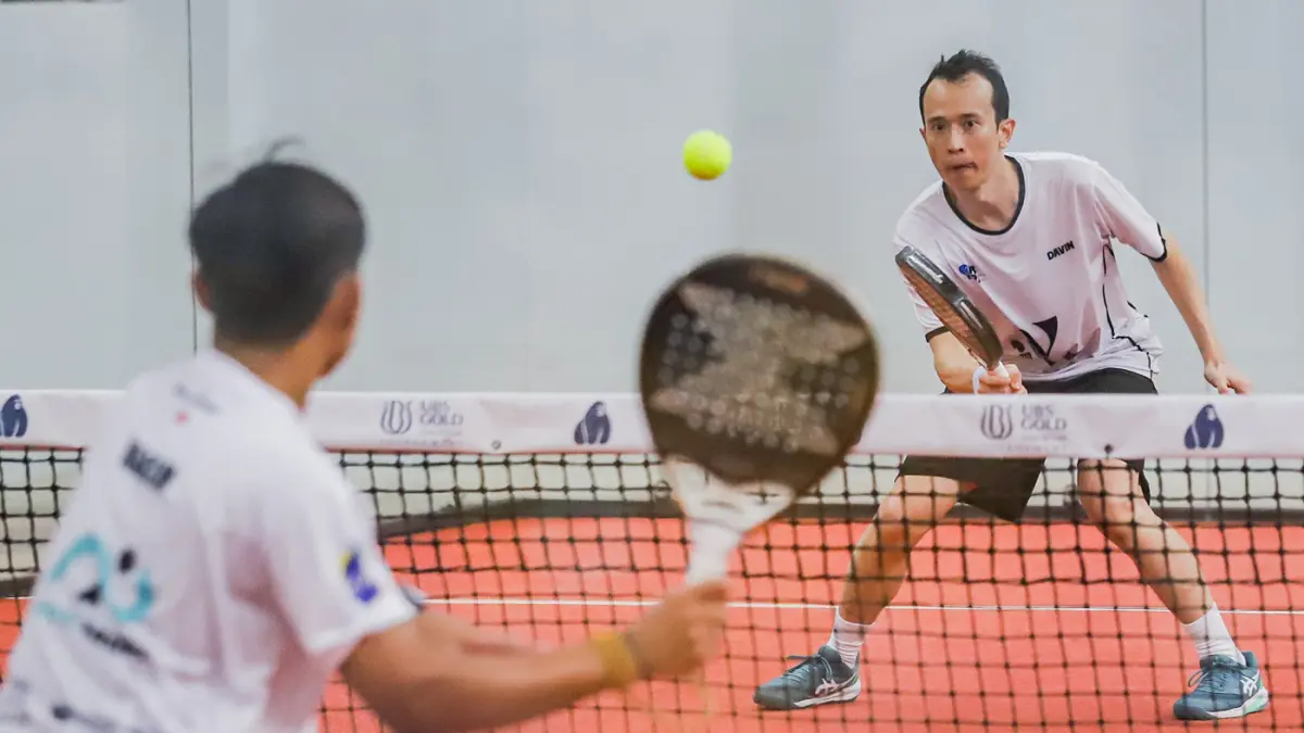 Peserta mengikuti pertandingan padel dalam BCA Jungle Open 2026 di Jungle Padel, CitraLand, Munggu (22/8). (Riana Setiawan/ Jawa Pos)