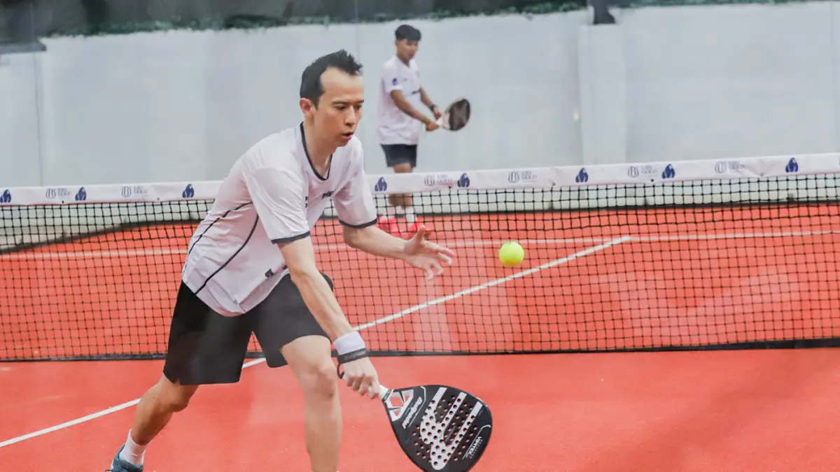 Peserta mengikuti pertandingan padel dalam BCA Jungle Open 2026 di Jungle Padel, CitraLand, Munggu (22/8). (Riana Setiawan/ Jawa Pos)