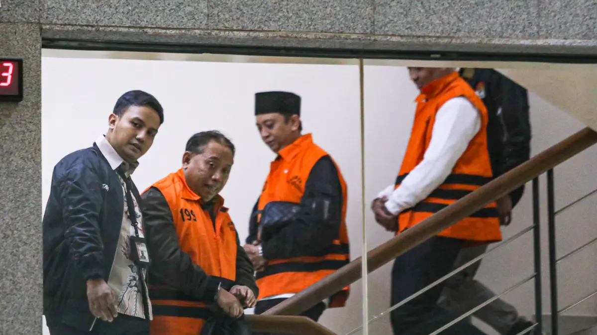 Melihat Lagi Moment Rektor Unsoed Akhmad Sodiq di Tahan KPK  - Image