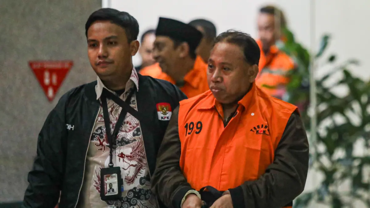 Rektor Universitas Jenderal Soedirman (Unsoed) Akhmad Sodiq berjalan menuju mobil tahanan seusai menjalani pemeriksaan di Gedung Merah Putih KPK, Jakarta, Sabtu (22/8/2026) dini hari. (Salman Toyibi/Jawa Pos)