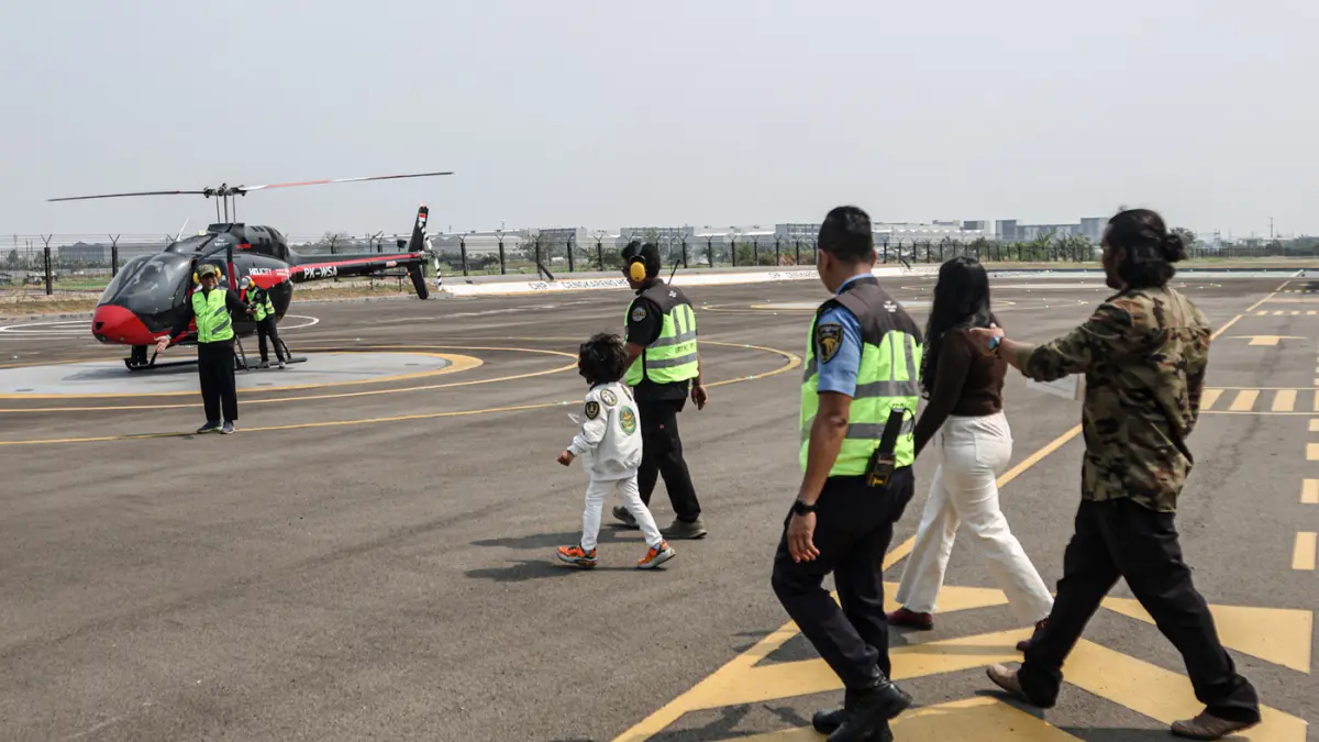 Sejumlah pengunjung melihat koleksi helikopter saat pameran Heli Expo Asia (HEXIA) 2026 di Cengkareng Heliport Bandara Soekarno-Hatta, Tangerang, Minggu (22/08/2026). (Hanung Hambara/Jawa Pos)