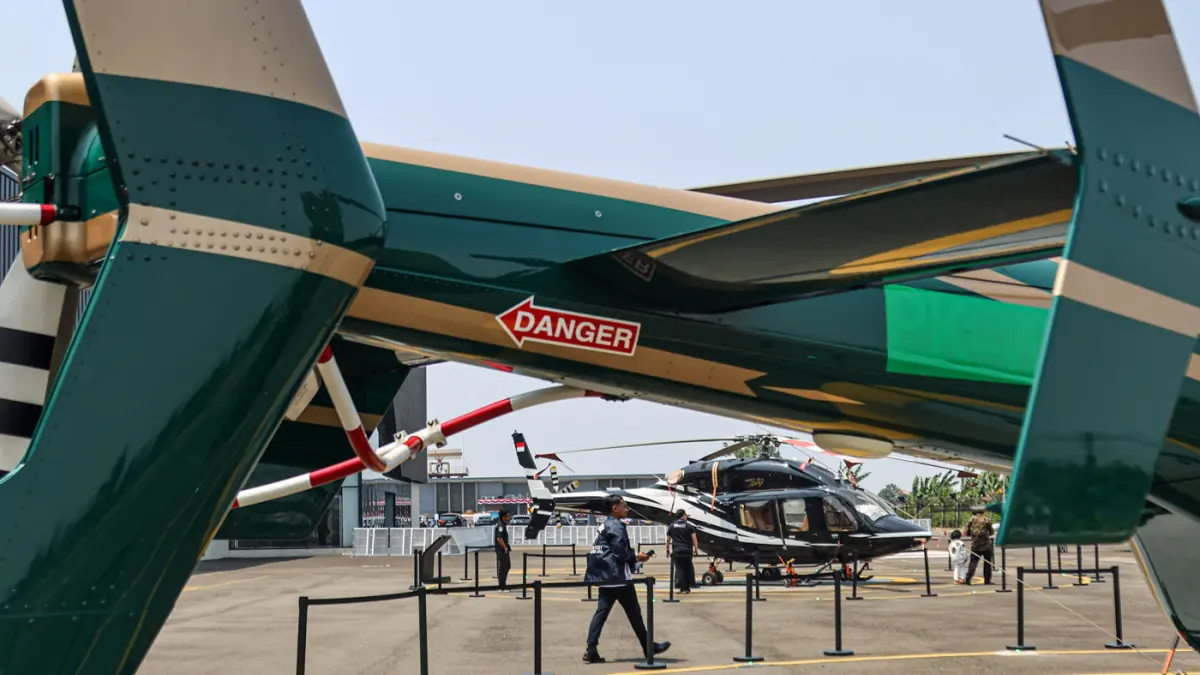 Sejumlah pengunjung melihat koleksi helikopter saat pameran Heli Expo Asia (HEXIA) 2026 di Cengkareng Heliport Bandara Soekarno-Hatta, Tangerang, Minggu (22/08/2026). (Hanung Hambara/Jawa Pos)