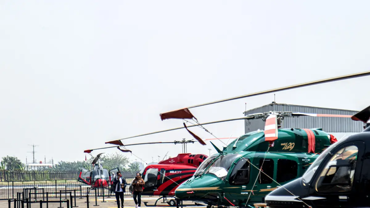 Sejumlah pengunjung melihat koleksi helikopter saat pameran Heli Expo Asia (HEXIA) 2026 di Cengkareng Heliport Bandara Soekarno-Hatta, Tangerang, Minggu (22/08/2026). (Hanung Hambara/Jawa Pos)