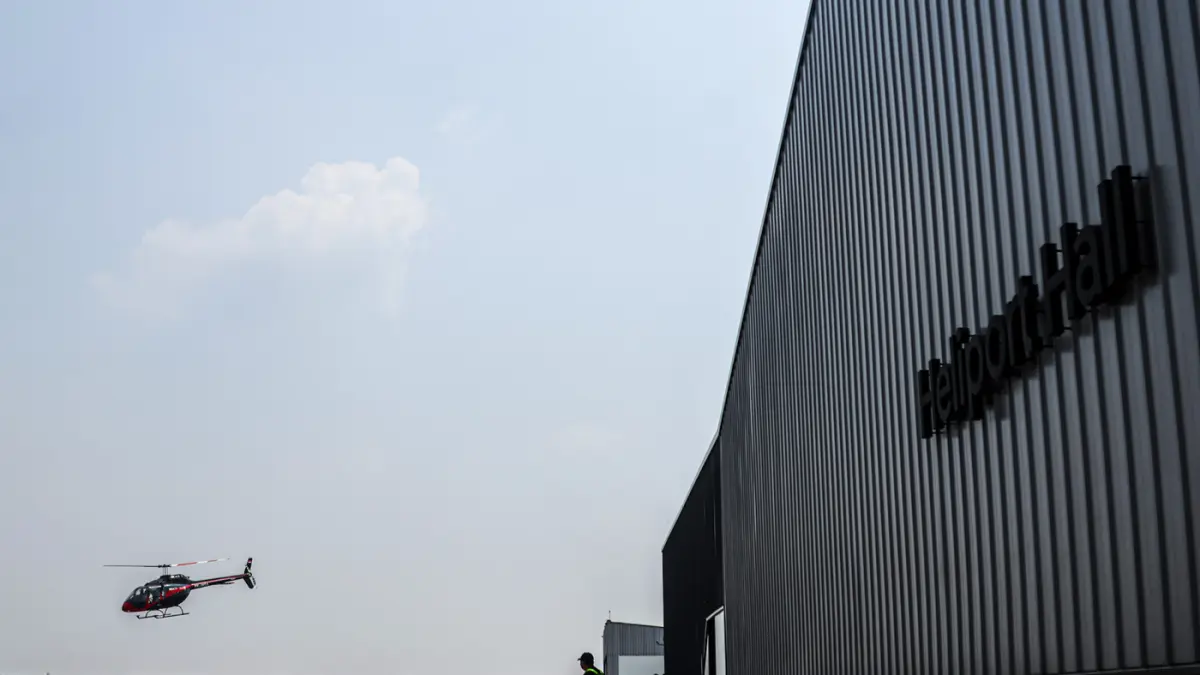 Sejumlah pengunjung melihat koleksi helikopter saat pameran Heli Expo Asia (HEXIA) 2026 di Cengkareng Heliport Bandara Soekarno-Hatta, Tangerang, Minggu (22/08/2026). (Hanung Hambara/Jawa Pos)