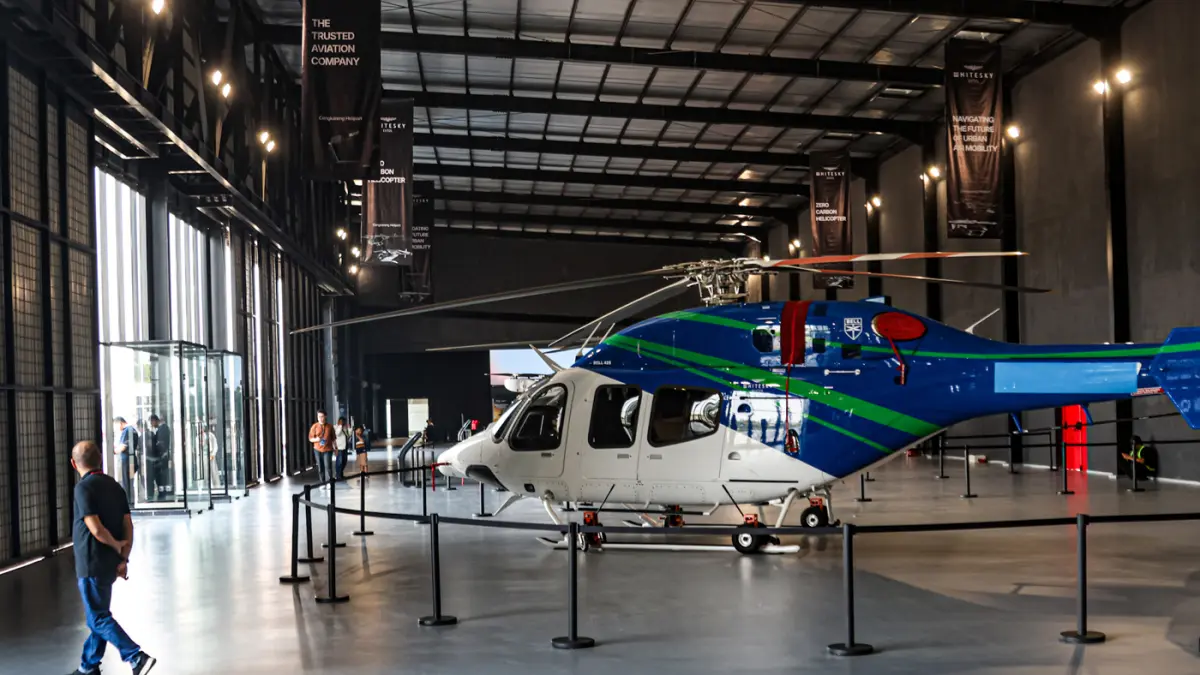 Sejumlah pengunjung melihat koleksi helikopter saat pameran Heli Expo Asia (HEXIA) 2026 di Cengkareng Heliport Bandara Soekarno-Hatta, Tangerang, Minggu (22/08/2026). (Hanung Hambara/Jawa Pos)