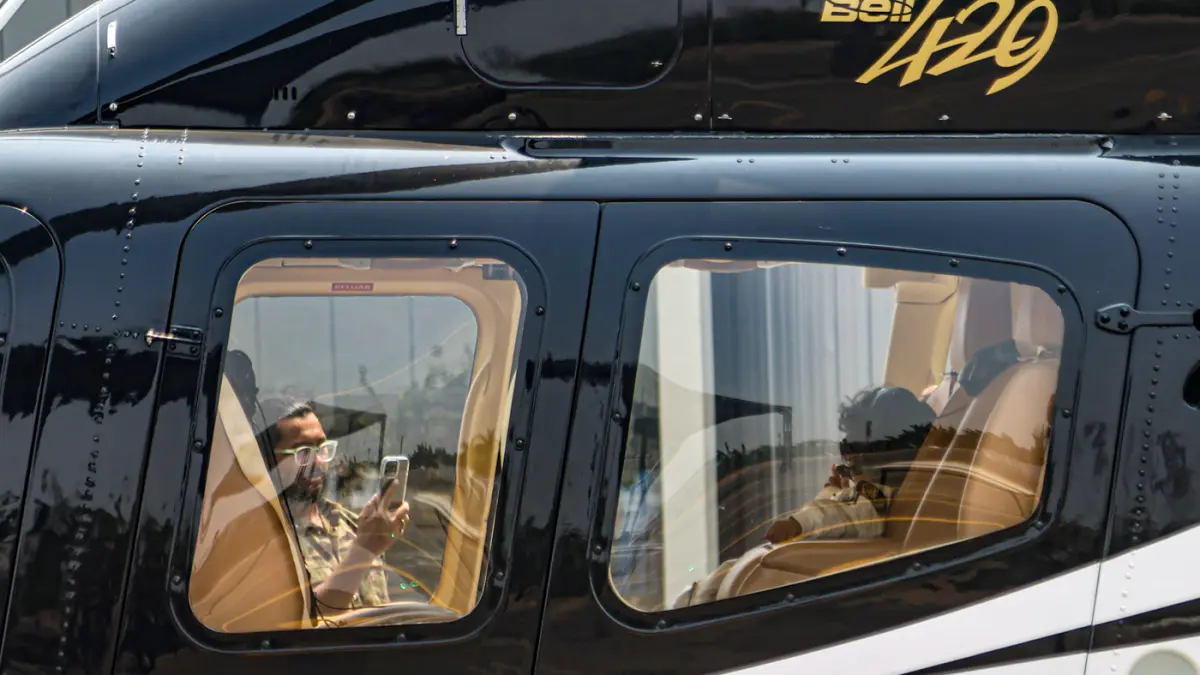 Sejumlah pengunjung melihat koleksi helikopter saat pameran Heli Expo Asia (HEXIA) 2026 di Cengkareng Heliport Bandara Soekarno-Hatta, Tangerang, Minggu (22/08/2026). (Hanung Hambara/Jawa Pos)