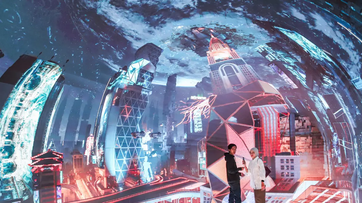 Sejumlah pengunjung menikmati wahana imersif di Space & Time Cube, Tunjungan Plaza, Minggu (23/8). (Riana Setiawan/ Jawa Pos)