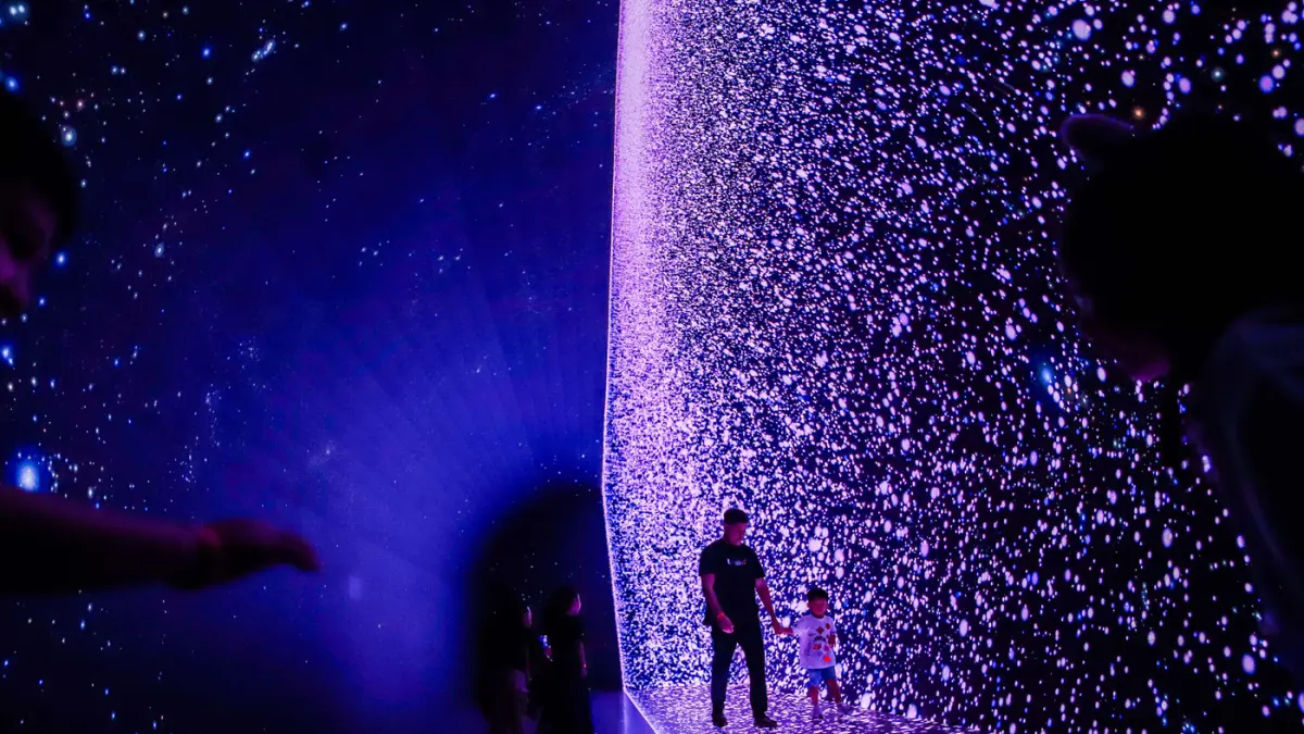 Sejumlah pengunjung menikmati wahana imersif di Space & Time Cube, Tunjungan Plaza, Minggu (23/8). (Riana Setiawan/ Jawa Pos)