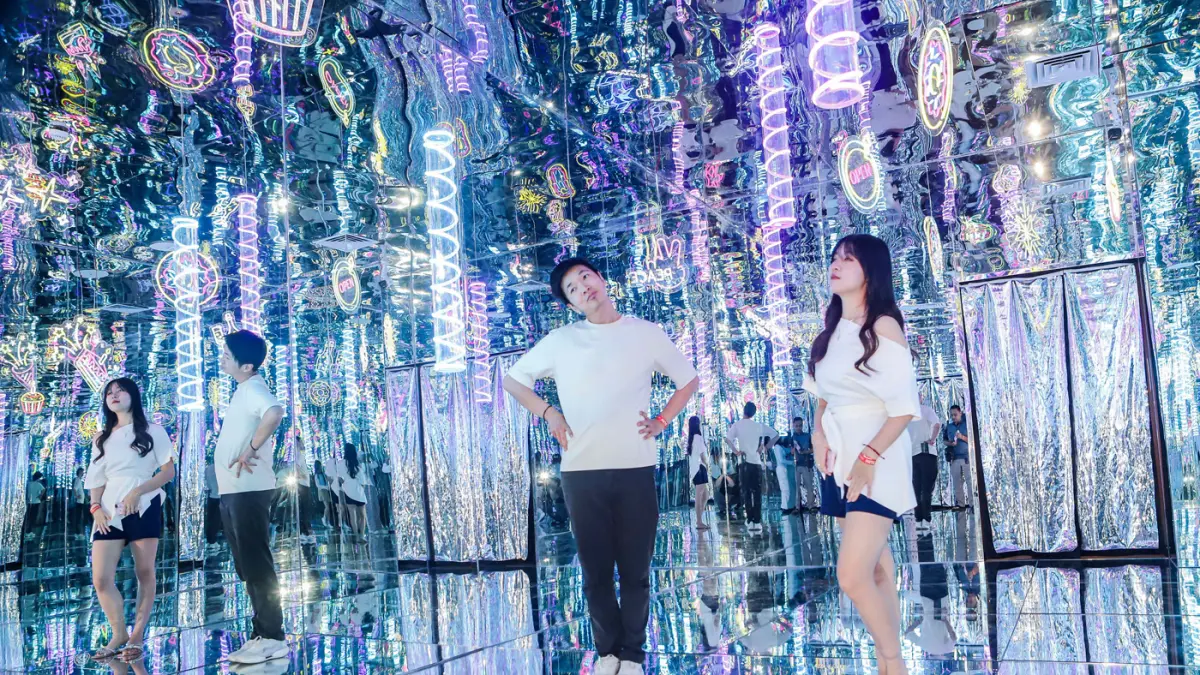 Sejumlah pengunjung menikmati wahana imersif di Space & Time Cube, Tunjungan Plaza, Minggu (23/8). (Riana Setiawan/ Jawa Pos)