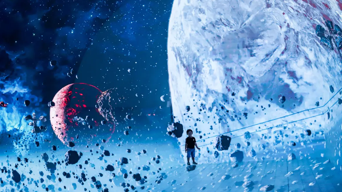 Menikmati Keseruan Spot Instagramable Space and Time Cube di Pusat Perbelanjaan  - Image