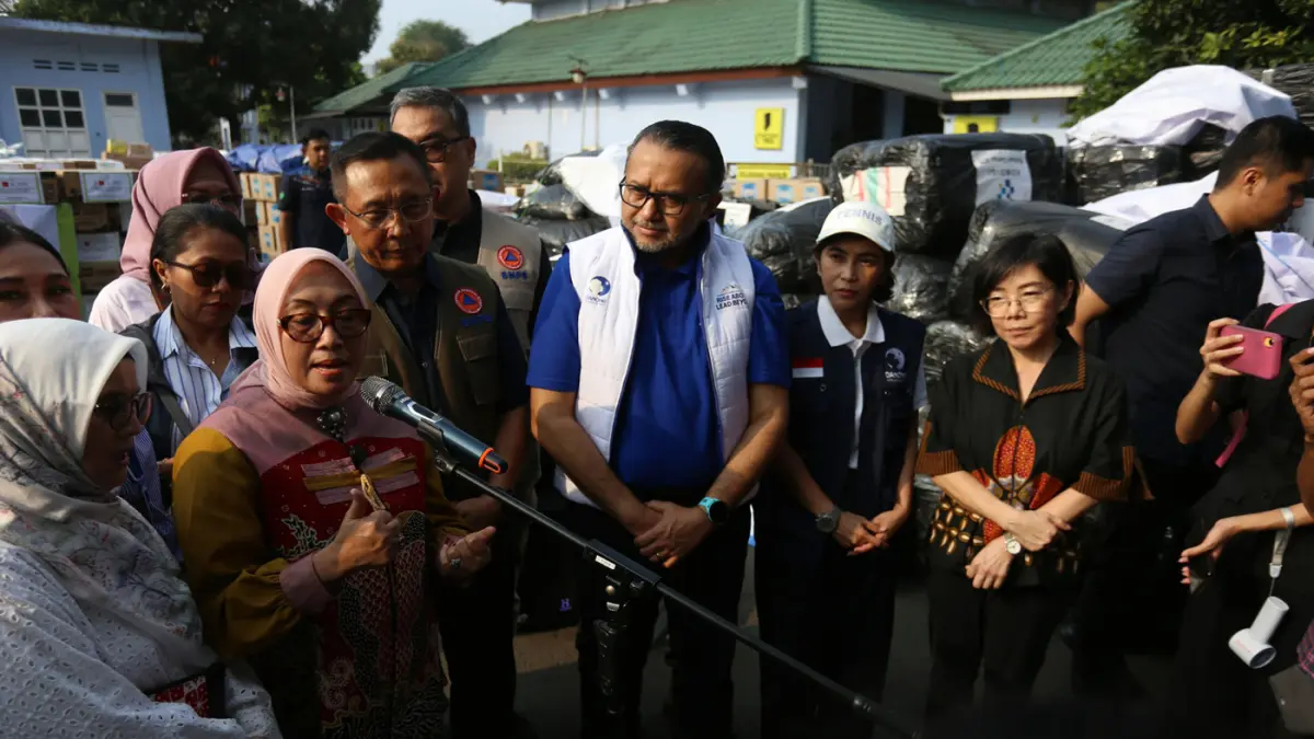 Menteri Pemberdayaan Perempuan dan Perlindungan Anak (PPPA) Arifatul Fauzi (kedua kiri) secara simbolis menerima bantuan kemanusiaan bagi masyarakat terdampak gempa bumi di Nusa Tenggara Timur (NTT) dari Direktur Eksekutif Asosiasi Perusahaan Produk Bernu