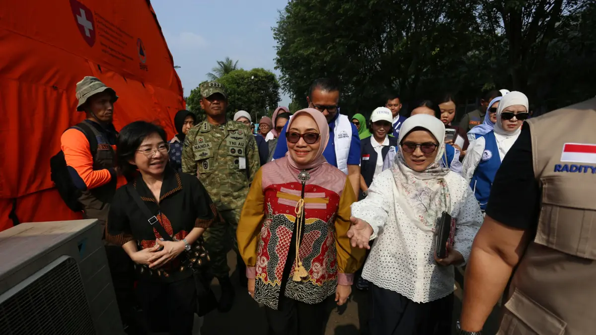 Menteri Pemberdayaan Perempuan dan Perlindungan Anak (PPPA) Arifatul Fauzi (tengah) bersama Direktur Eksekutif Asosiasi Perusahaan Produk Bernutrisi untuk Ibu dan Anak (APPNIA) Poppy Kumala (kiri) meninjau bantuan kemanusiaan bagi masyarakat terdampak gem