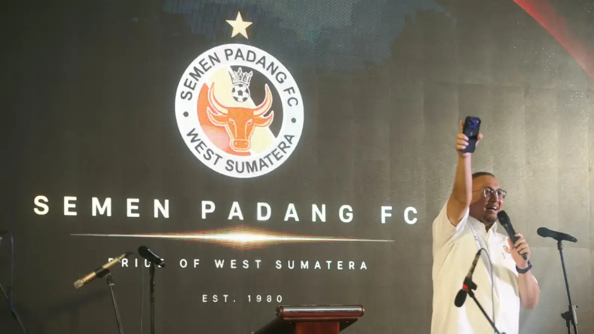 Andre Rosiade menjabat sebagai Presiden Klub Semen Padang FC. (Dery Ridwansah/ JawaPos.com) - Image