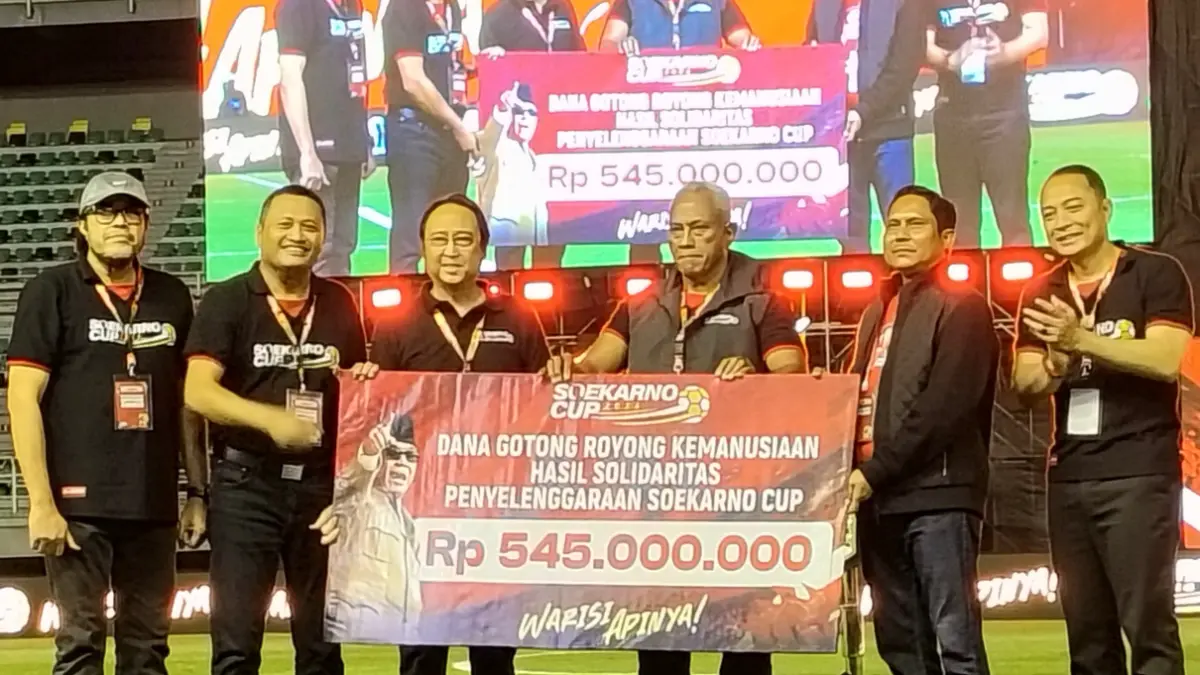 Dana Gotong Royong Soekarno Cup Diserahkan untuk Korban Gempa NTT. (Ardini Pramitha/JawaPos.com) - Image